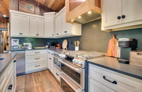 Cotter House | Walk to White River: Cozy Escape w/Screened Porch