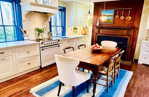 Waterford House | Walk to Wineries from Historic Village Estate