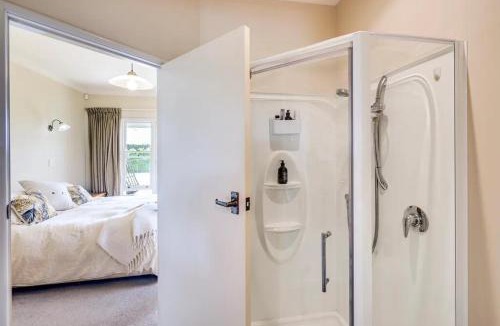 Havelock North House | Walk to wineries - large home