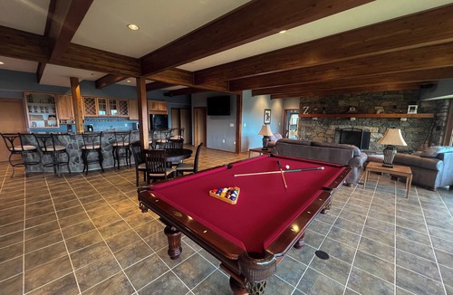 Bluemont Cabin | Walk to Winery+Brewery, hot tub and movie theater