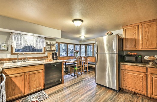 Mount Hood Village Cottage | Walk to Zigzag River: ‘The Sundance’ Cottage