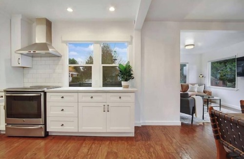 Whittier Heights House | Walkable 2BR/2BA Modern Charmer w/BBQ near Park