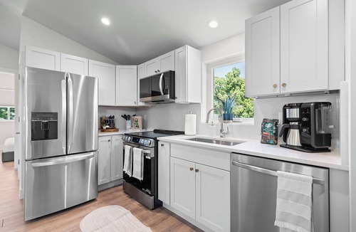 Sunnyside Apartment | Walkable 2BR Close to downtown, hiking, Red Rocks