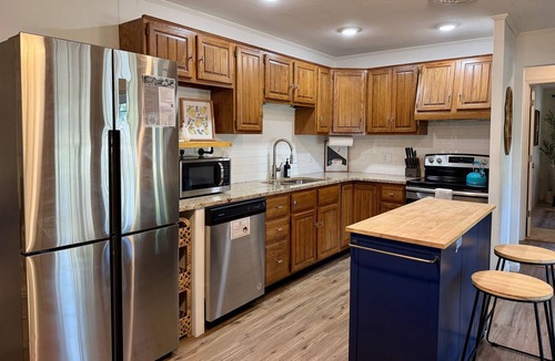 Marion House | Walkable 2BR Cottage in Downtown Marion
