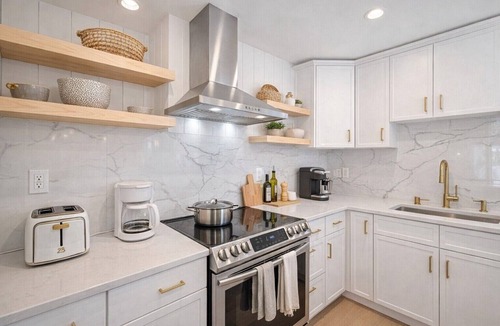Arlington Park House | Walkable Arlington Park Retreat + Pool + Sleeps 6