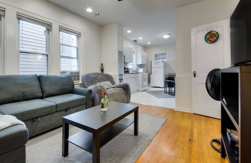 Bridgeport Apartment | Walkable Chicago Retreat : Cozy 2BR w/Porch : Near Transit, Dining & Stadiums