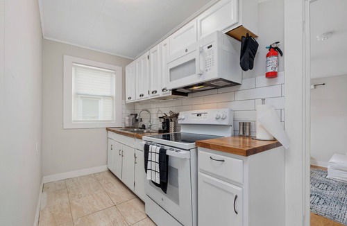 West Central House | Walkable Downtown Entire Apt near Stadium with Free Parking