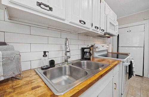 West Central House | Walkable Downtown Entire Apt near Stadium with Free Parking