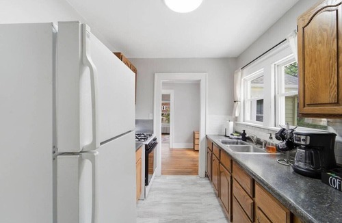 Des Moines Apartment | Walkable DSM Gem | Mins to Drake & Ingersoll Ave