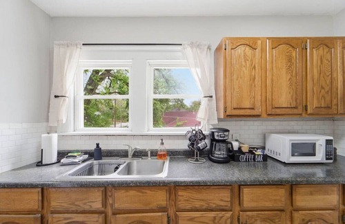 Des Moines Apartment | Walkable DSM Gem | Mins to Drake & Ingersoll Ave