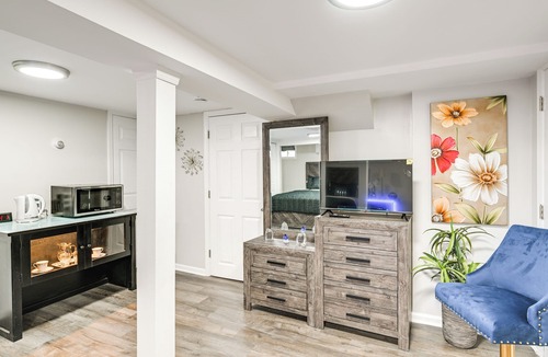 Floral Park Apartment | Walkable Elmont Studio: 19 Mi to New York City!