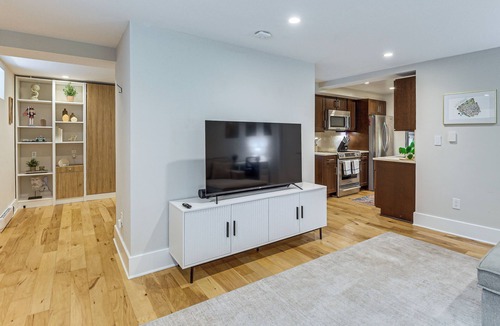 Adams Morgan Apartment | Walkable for DC250! Stylish Studio in Adams Morgan