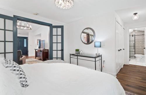 Detroit - Shoreway House | Walkable Gordon Square - Sleeps 8 - 3BR