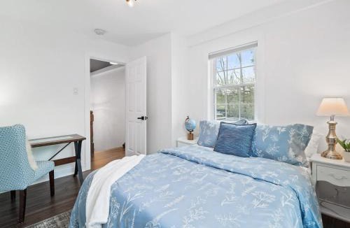 Detroit - Shoreway House | Walkable Gordon Square - Sleeps 8 - 3BR