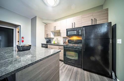 Little Italy Apartment | Walkable Little Italy 2BR King Bed Near CWRU & Cleveland Clinic