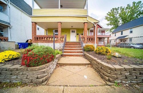 Little Italy Apartment | Walkable Little Italy 2BR King Bed Near CWRU & Cleveland Clinic