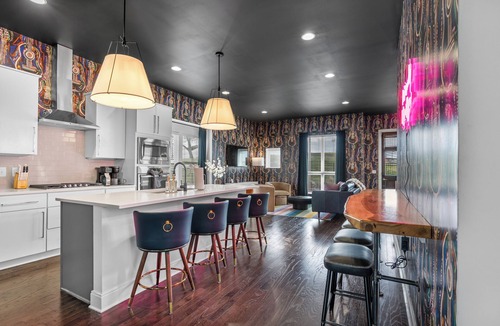 Edgehill House | Walkable Location - 13 Beds - Rooftop Views