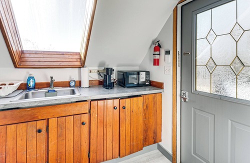 Warrenton Apartment | Walkable Location, Historic Setting: Warrenton Apt