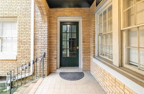 Hannon Park Condo | Walkable Midtown Condo Under the Oaks