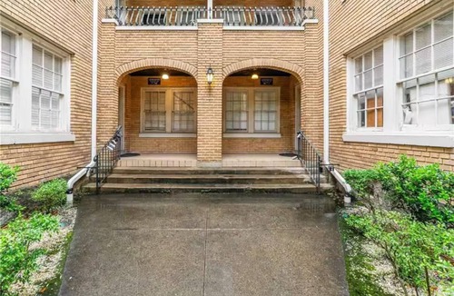 Hannon Park Condo | Walkable Midtown Condo Under the Oaks