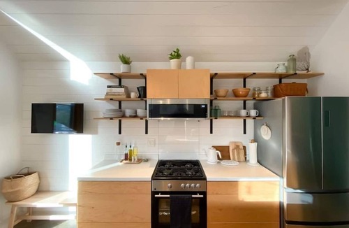 Richmond House | Walkable Modern Retreat