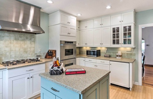 East Shore House | Walkable New Haven Retreat w/Ocean Views!