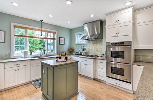East Shore Cottage | Walkable New Haven Retreat w/Ocean Views!
