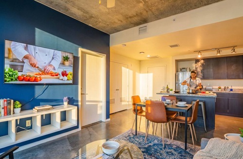 Evans Churchill Apartment | Walkable PHX Stay from ASU w/Balcony Parking WD