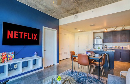 Evans Churchill Apartment | Walkable PHX Stay from ASU w/Balcony Parking WD