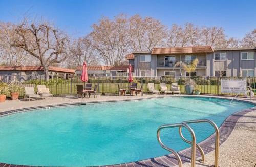 Pleasanton House | Walkable Pleasanton Condo Near Downtown w/Balcony