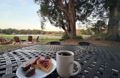 Orlando Cottage | Walkable Quiet Lakefront Retreat near Downtown Orlando with Private Patio