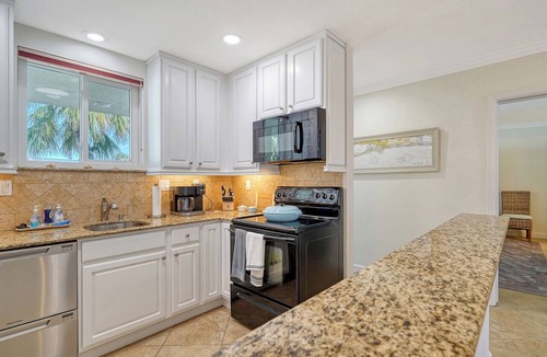 Saint Armands Key Condo | Walkable to Beach, Restaurants, Entertainment & More!