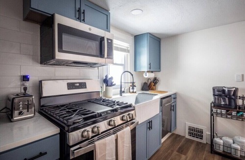 Little Italy Apartment | Walkable to Everywhere in Little Italy- Near CWRU, Cleveland Clinic Main Campus