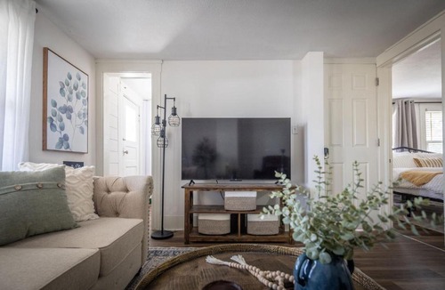 Little Italy Apartment | Walkable to Everywhere in Little Italy- Near CWRU and Cleveland Clinic Main Campus