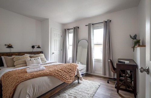 Little Italy Apartment | Walkable to Everywhere in Little Italy- Near CWRU and Cleveland Clinic Main Campus