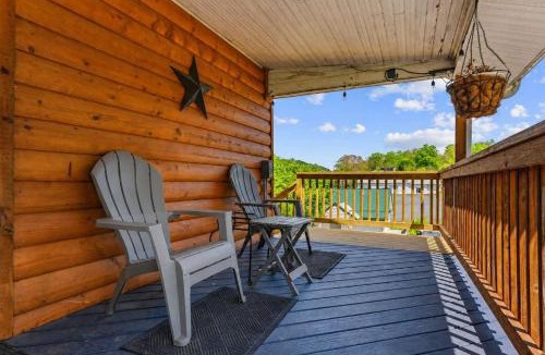 Berryville House | Walkable to local attractions w Hot Tub Fire Pit Family