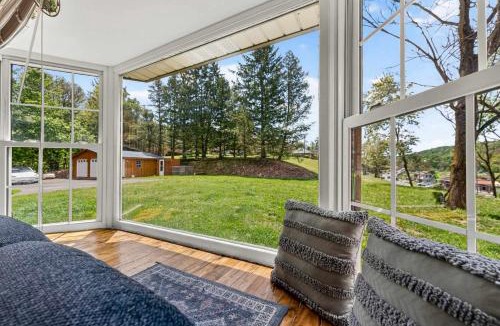 Berryville House | Walkable to local attractions w Hot Tub Fire Pit Family