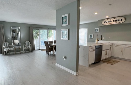 Indian Rocks Beach Condo | Walkable to the Best Eats of IRB! Family Sized Indian Rocks Beach Condo