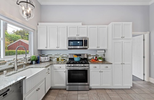 Santa Barbara House | Walkable wine, beaches, restaurants, downtown nights, and dolphin mornings