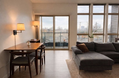 Fifth Ward Apartment | Walker`s Point Apt with Gym and Balcony | Sleeps 4-5