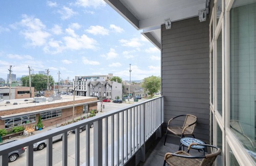 Fifth Ward Apartment | Walker`s Point Apt with Gym and Balcony | Sleeps 4-5