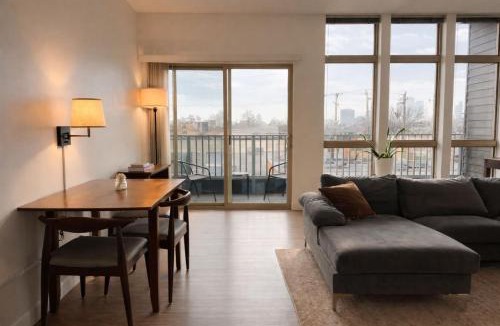 Fifth Ward Apartment | Walker's Point Apt with Gym and Balcony - Sleeps 4-5