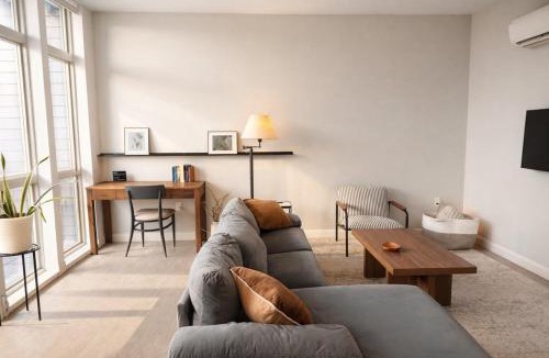 Fifth Ward Apartment | Walker's Point Apt with Gym and Balcony - Sleeps 4-5