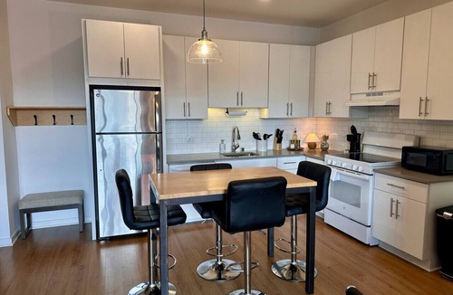 Fifth Ward Apartment | Walker`s Point Designer 2BR · Prime Location with Balcony and Gym · Sleeps 6