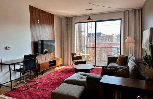 Fifth Ward Apartment | Walker's Point Designer 2BR · Prime Location with Balcony and Gym · Sleeps 6