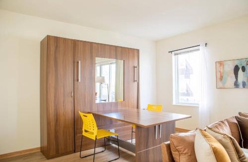 Fifth Ward Apartment | Walker's Point Studio with Gym and Balcony