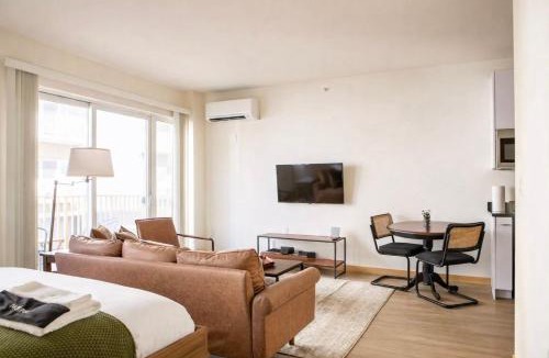 Fifth Ward Apartment | Walker's Point Studio with Gym and Balcony