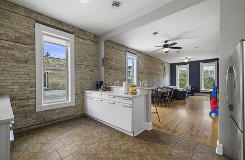 Fifth Ward Apartment | Walker'sPoint Connected Apt w/PoolTable+Fireplace