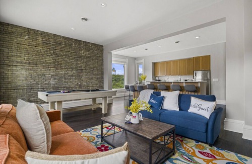 Fifth Ward Apartment | Walker'sPoint Connected Apt w/PoolTable+Fireplace
