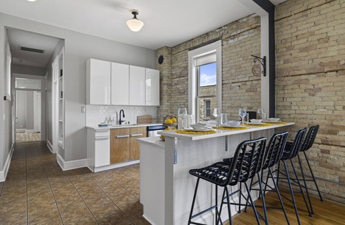 Fifth Ward Apartment | Walker'sPoint Connected Apt w/PoolTable+Fireplace